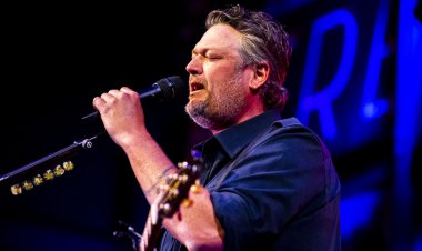 Blake Shelton Performs Performs For His New Orlando Restaurant