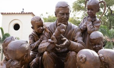 Rollins College Dedicates Fred Rogers Statue